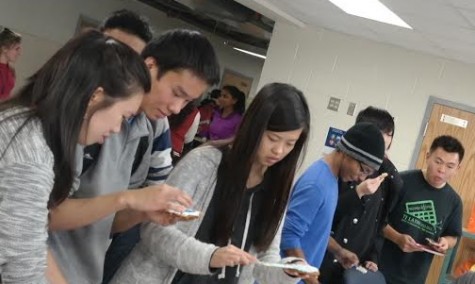 Seniors Samantha Lek, Gerry Wan, Yuqian Yang, Rollin Woodford and George Ho decorate cookies in the National Art Honor Society event.